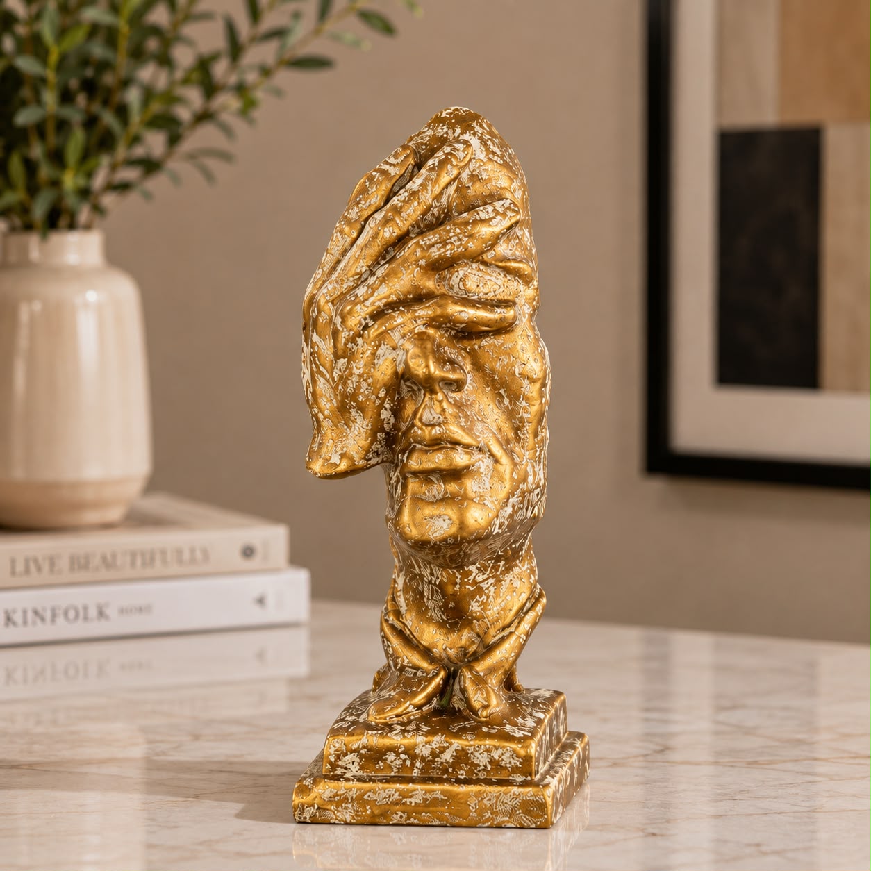 Golden Sculptural Face Bust – Artistic Luxury Table Decor